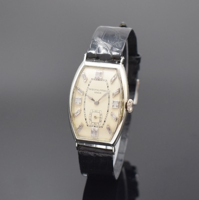 PATEK PHILIPPE & Co seltene frühe Armbanduhr in WG 750/000, Schweiz um 1930, Handaufzug, großes tonneauförm. Scharniergeh., silb. Zifferbl. m. ...