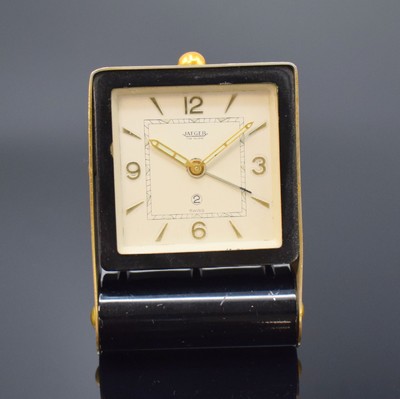 JAEGER Reisewecker, Schweiz um 1950, Schlüsselaufzug, aufklappbares Metallgeh., teils schwarz lack., teils verg., silb. Zifferbl., gold. Indizes u. ...