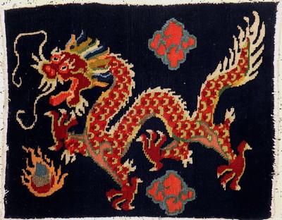 Drachenteppich, Tibet, um 1940, Wolle auf Baumwolle, ca. 79 x 63 cm, EHZ: 2-3