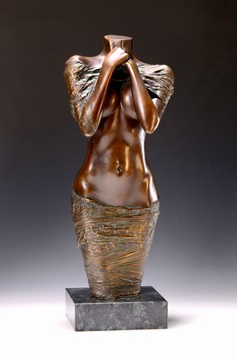 Willi Kissmer,geb. 1951, stehender Halbakt, Bronze Skulptur, sign., num. 42/49, H. ca. 53 cm