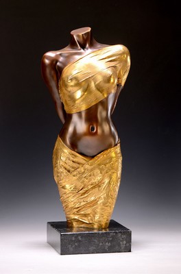 Willi Kissmer, geb. 1951, Halbakt mit 2 Tüchern, Bronzeskulptur mit vergoldeten Tüchern, sign., num. 23/99, H. 53 cm