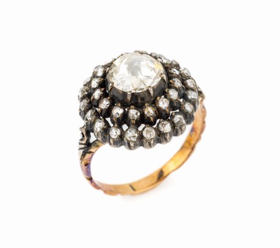 14 kt Gold und Silber Ring mit Diamanten, im Stil des 18. Jh., GG 585/000, Schauseite Silber brüniert, 1 Diam.-Rose ca. 0.60 ct get./p 1, umgeben ...