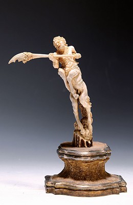 Zentaurus, Hirschhorn geschnitzt, feine, ausdrucksstarke Schnitzarbeit, auf Barockstilsockel, Gesamthöhe ca. 21 cm