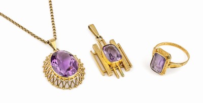 14 und 8 kt Gold Amethyst-Konvolut, GG 585/000 und 333/000, best. aus: Anhänger mit ovalfacett. Amethyst, an Kette, GG 333/000, L.ca. 60 cm, 1 ...