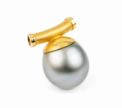 18 kt Gold Perlanhänger, GG 750/000, graue silbergraue Tahitiperle D. ca. 16 mm, mit feinem Lüster, Meistermarke unged., ca. 8.9 g, L. ca. 2 cm