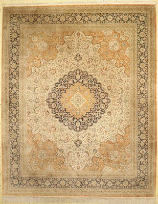 Ghom Seide fein, China, ca. 40 Jahre, reineNaturseide, ca. 305 x 247 cm, ca. 1,0 Mio. Kn/qm, EHZ: 1-2(stark verschmutzt)