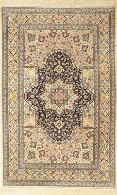 Nain fein(6 La), Persien, ca. 50 Jahre, Korkwolle mit Seide, ca. 208 x 132 cm, ca. 1,0Mio. Kn/qm, EHZ: 1-2(verschmutzt).