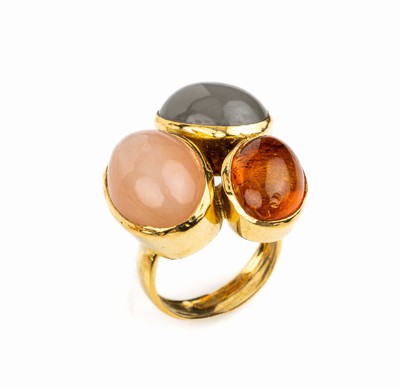 18 kt Gold Mondstein-Bernstein-Ring, GG 750/000, 2 ovale Mondsteincabochons, 1 x grau 1 x zartrosa, 1 ovaler Bernsteincabochon, RW 54, ca. 15.3 g