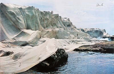 Christo, 1935-2020, "Wrapped Coast (Little Bay Australia, 1969" Offset auf Karton, handsigniert, ca. 84 x 64cmnur wenige handsignierte ...