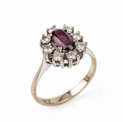 14 kt Gold Rubin-Brillant-Ring, WG 585/000,mittig ovalfacett. Rubin ca. 1.00 ct, umgeben von 8 Brillanten zus. ca. 0.40 ct Weiß/p, RW 54, ca. 3.1 g