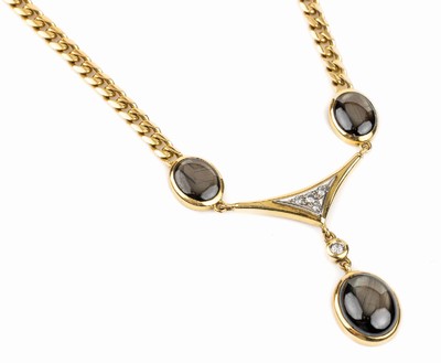 18 kt Gold Saphir-Brillant-Collier, GG 750/000, Mittelteil mit 3 Saphircabochons zus. ca.10.00 ct, 5 Brillanten zus. 0.10 ct feines Weiß-Weiß/si, ...