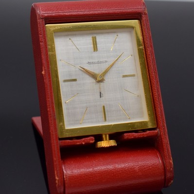 Jaeger-LeCoultre 8-Tage Reisewecker, Schweiz um 1960, aufstellbares Klappetui m. rotem Leder bezogen, verg. Geh., silb. Schraffur- Zifferbl., gold. ...