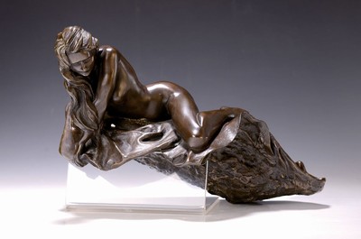 Kay Winkler, 1956 Kirchheim unter Teck, Bronzeskulptur: "Eva II", 1983, limit. Auflage num. 26/99 und datiert, ca. 16x40 cm