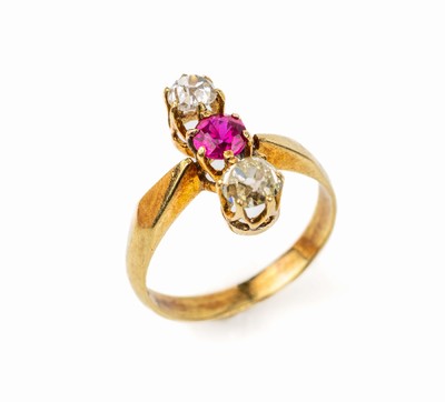 18 kt Gold Rubin-Diamant Ring, um 1890, GG 750/000, gepr., 2 Altschliffdiamanten zus. ca. Weiß-l.get.Weiß/p, 1 synth. Rubin später ersetzt, RW 49