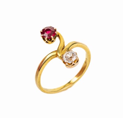 14 kt Gold Jugendstil-Ring, um 1910, GG 585/000, deutsch, elegante Linienführung, 1 Diamantimitation und 1 Rubin-Doublette, asymm. Aufbau, ...