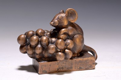 Gernot Rumpf, geb. 1941 Kaiserslautern, Maus auf Traubenhenkel, Bronze, signiert und dt. 2002, num.8/25, ca. 8.5x11x5.5cm