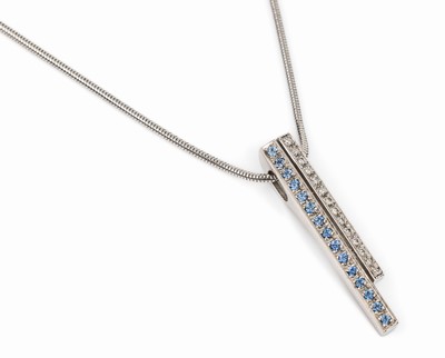 18 kt Gold Brillant-Saphir-Anhänger, WG 750/000, 13 Brillanten zus. ca. 0.11 ct Weiß/si, 15 Saphire zus. ca. 0.15 ct, an Schlangenkette, L. ca. 42 ...