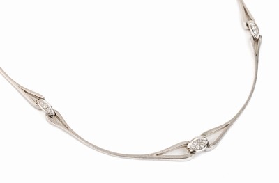 14 kt Gold Brillant-Collier, WG 585/000, bewegl. Glieder, z.T. matt., 3 ovale Elemente mit 12 Brillanten zus. ca. 0.30 ct feines Weiß-Weiß/vs-si, ...