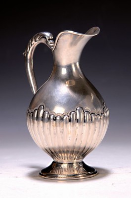 Milchkanne, England, um 1880, 900er-Silber, z.T. gerippte Wandung, Handhabe in Form eines Fabelwesens, Marke B.I., H. ca. 15.5 cm, 240 g