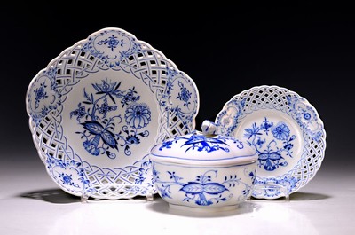 Drei Teile Meissen, Zwiebelmuster, 20. Jh., 1. große Vierpass-Zuckerdose, 2. 3. Korbschale mit Durchbrucharbeit, D. 22 cm, kl. Dessertteller D. 15.5 ...