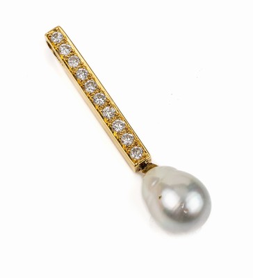 18 kt Gold Brillant-Perl-Anhänger, GG 750/000, 10 Brillanten zus. ca. 0.69 ct Weiß/vs, Abhängung mit weißgrauer Barockperle,L. ca. 4.5 cm, ca. ...