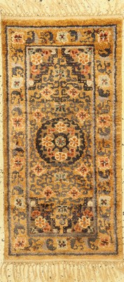 Seiden Peking, China, um 1900, Seide mit Metallbrokat, ca. 126 x 61 cm, EHZ: 2