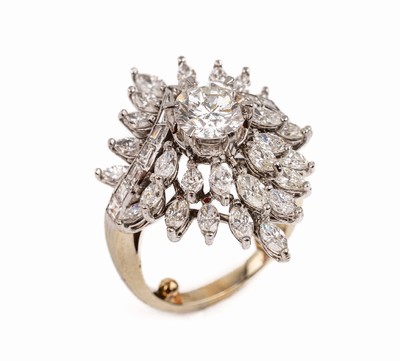 18 kt Gold Diamant Ring, WG 750/000, 1 Brillant ca. 1.55 ct Weiß/vs, 27 Diamant- Baguettes, 14 Diamant-Baguettes und -trapeze zus. ca. 3.00 ct ...