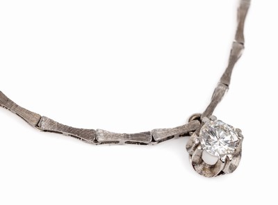 18 kt Gold Brillant Collier, WG 750/000, satinierte Oberfläche, Brillant ca. 1.00 ct feines Weiß-Weiß/vvs2, ca. 15.3 g, L. ca. 41 cm, ...
