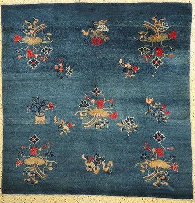 Antiker Peking, China, 19.Jhd, Wolle auf Baumwolle, ca. 160 x 160 cm, EHZ: 2, (kleine Mottenfraß Stellen, restauriert).