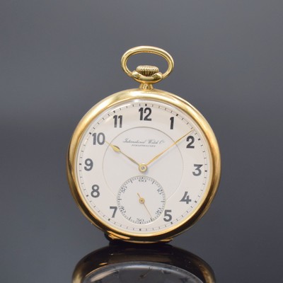 IWC offene Taschenuhr in GG 585/000, Schweiz um 1930, Goldcuvette m. Widmung, Rückseite m. Streifendekor und Monogramm, Emailzifferbl. m. arab. ...
