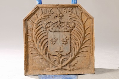 Ofenplatte, Frankreich, datiert 1663, Eisen, reliefiert mit Bourbonen-Wappen, korrodiert, ca. 51x52cm, ca. 33 kg.