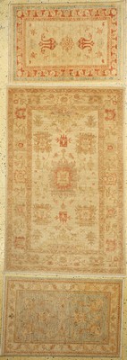 3 Lots Sigler, Pakistan, ca. 30 Jahre, Wolle auf Baumwolle, ca. 150 x 100 cm, & ca. 96 x 62 cm, EHZ: 2