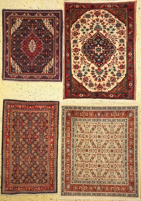 Konvolut aus 4 Persische Brücken, Mud fein, ca. 113 x 98 cm, Bidjar alt, ca. 117 x 88 cm, Sarogh fein, ca. 112 x 68 cm, Sarogh, ca. 85 72 cm, EHZ: ...