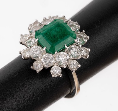 14 kt Gold Smaragd-Brillant-Ring, WG 585/000, mittig Smaragd im Treppenschliff ca. 1.20 ct, umgeben von 20 Brillanten zus. ca. 3.0 ct feines ...