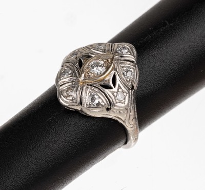 Art Deco Platin Diamant-Ring, Pt gepr., 1930er Jahre, Ringkopf durchbrochen gearbeitet, 9 Brillanten und Altschliffdiamanten zus. ca. 0.30 ct ...