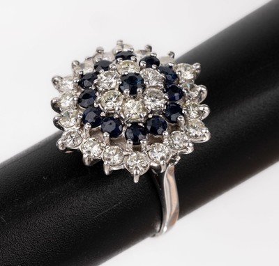 18 kt Gold Saphir-Brillant-Ring, WG 750/000, Ringkopf in mehreren Ebenen, 24 Brillanten zus. ca. 2.0 ct Weiß-l.get.Weiß/si -p, 13 rundfacett. ...