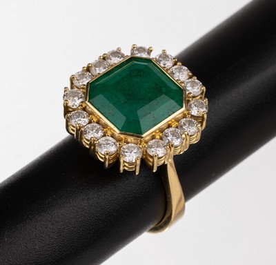 18 kt Gold Smaragd-Brillant-Ring, GG 750/000, mittig Smaragd im Treppenschliff ca. 6.0 ct, umgeben von 16 Brillanten zus. ca. feines ...