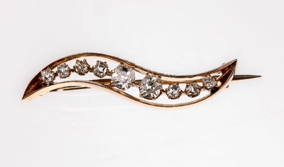 14 kt Gold Diamant-Brosche, um 1860, RG 585/000, geschwungene Gestaltung, 9 Altschliffdiamanten zus. ca. 0.60 ct Weiß-l.get.Weiß/si, ca. 3.5 x 0.8 ...