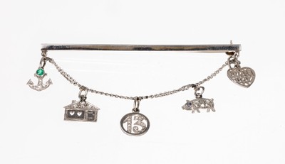 Außergewöhnliche 14 kt Gold Diamant-Brosche, WG 585/000, länglich, Kettenabhängung mit 5 bewegl. Abhängungen, 1 x Herz, 1 x Schwein, 1 x Zahl ...