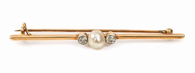 14 kt Gold Diamant-Perl-Brosche, um 1900, GG 585/000, mittig Orientperle, D. ca. 5.5 mm,2 Altschliffdiamanten zus. ca. 0.15 ct Weiß/p,L. ca. 5.5 ...