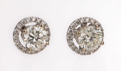 Paar 18 kt Gold Brillant-Ohrstecker, WG 750/000, 2 Brillanten zus. ca. 2.0 ct l.get.Weiß/vs, abnehmbare Kränze mit 38 Brillanten zus. ca. 0.42 ct ...