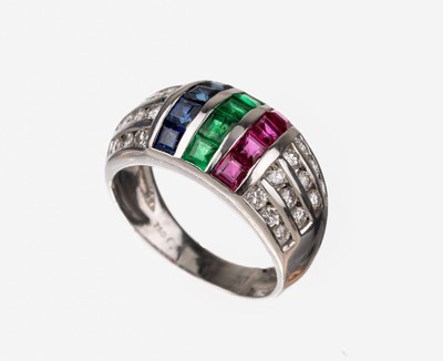 18 kt Gold Brillant-Farbstein-Ring, WG 750/000, 24 Brillanten zus. ca. 0.60 ct Weiß/si, 4 Saphir-, 4 Rubin- und 4 Smaragd -Carrees zus. ca. 1.0 ct, ...