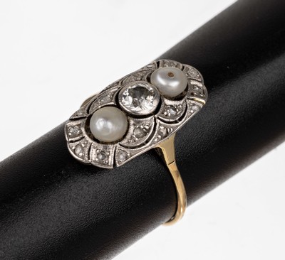 14 kt Gold Diamant-Perl-Ring, um 1920, GG 585/000 gepr., Ringkopf schauseitig mit Platin, mittig Altschliffdiamant ca. 0.45 ct l.get.Weiß/p, 16 ...