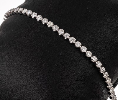 14 kt Gold Brillant-Linienarmband, WG 585/000, 53 Brillanten zus. ca. 3.52 ct feinesWeiß-Weiß/vs-si, L. ca. 18.3 cm, Kastenschlossmit 2 ...