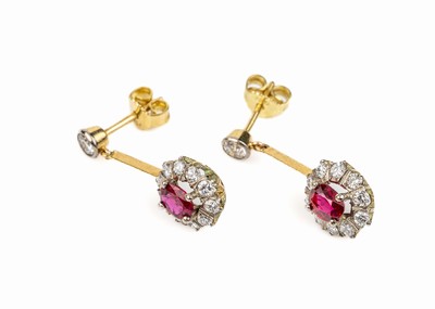 Paar 18 kt Gold Rubin-Brillant-Ohrstecker, GG 750/000, bewegl. Abhängungen, 2 ovalfacett.Rubine zus. ca. 1.0 ct, 22 Brillanten zus. ca.1.0 ct ...