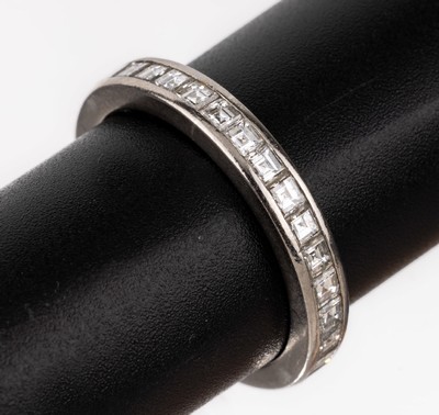 18 kt Gold Diamant-Ring, WG 750/000, 32 Radiant-Diamanten zus. ca. 2.50 ct Weiß/vs-si,RW 60, ca. 4.6 g