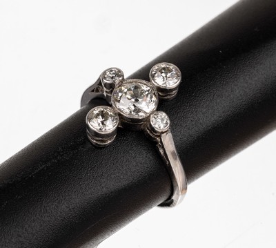 Platin Diamant-Ring, um 1920, Pt gepr., mittig Altschliffdiamant ca. 0.75 ct Weiß/si, 4 weitere Altschliffdiamanten zus. ca. 0.80 ctWeiß/si-p, RW ...