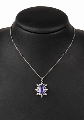 14 kt Gold Tansanit-Diamant-Anhänger, WG 590/000, mittig Tansanit im Treppenschliff ca.3.26 ct, umgeben von 8 Diamantnavettes und 8 Brillanten zus. ...