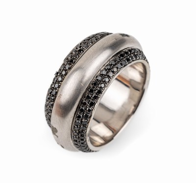 18 kt Gold Diamant-Ring, WG 750/000, Mittelschiene drehbar, schwarze Diamanten zus.ca. 2.0 ct, Oberfläche matt., RW 56, ca. 16.9 g