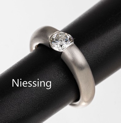 Platin NIESSING Brillant-Ring, Pt. 950/000,Spannring, fein sat., Brillant ca. 0.91 ct feines Weiß+(F)/vvs2, RW 54, ca. 15.9 g, sign.